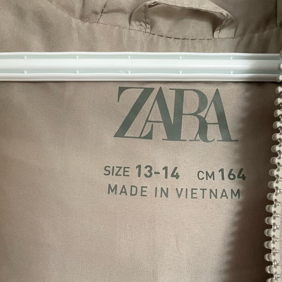 Zara Puffer Vest with hood - Picture 3 of 3